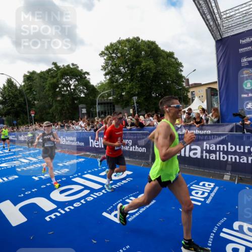 29.06.2025 - hella hamburg halbmarathon Zöllner http://msf.ph/oto/8418486 29.06.2025 10:29:37 Ziel 2021, 2180, 6781, 8784, 9137, 10790, 17197, 18422, 18699, 19204 meine-sportfotos.de