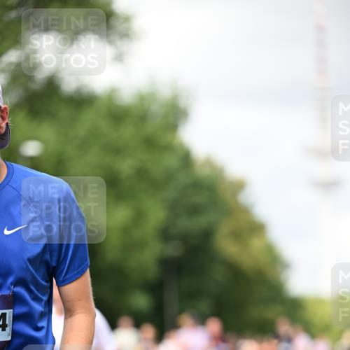 29.06.2025 - hella hamburg halbmarathon Dr. Thomas Lammeyer http://msf.ph/oto/8418489 29.06.2025 10:45:47 Kennedybrücke 1314, 1731, 2229, 2805, 3344, 3694, 4412, 4638, 4774, 5086, 5549, 5688, 5928, 6088, 7661, 7821, 8293, 8769, 9009, 9370, 10027, 10407, 11166, 11209, 11371 meine-sportfotos.de