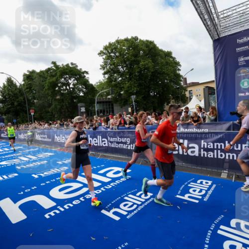 29.06.2025 - hella hamburg halbmarathon Zöllner http://msf.ph/oto/8418496 29.06.2025 10:29:37 Ziel 2021, 2180, 6781, 8784, 9137, 10790, 17197, 18422, 18699, 19204 meine-sportfotos.de