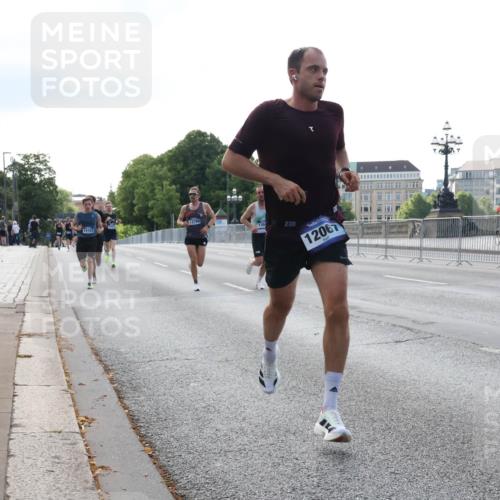 29.06.2025 - hella hamburg halbmarathon Lena Gebhardt http://msf.ph/oto/8418501 29.06.2025 09:41:38 Lombardsbrücke 13780, 14107, 126, 3, 12067, 2459, 2892, 4128, 4571, 7142, 7834, 7963, 9442, 10234, 10780, 11194, 11624, 12067, 12641, 13751, 13780, 14107, 16361, 16484, 17856, 17886, 18897 meine-sportfotos.de