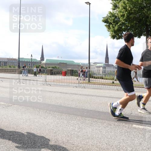 29.06.2025 - hella hamburg halbmarathon Lena Gebhardt http://msf.ph/oto/8418506 29.06.2025 10:05:28 Lombardsbrücke 9559, 968, 1863, 1936, 1981, 2288, 2298, 2424, 2624, 3071, 3413, 3461, 3578, 3929, 4014, 4220, 4782, 5073, 5762, 6059, 6907, 6908, 7302, 7826, 8089, 8999, 9007, 9075, 9165, 9339, 9559, 9680, 9736, 9737, 9738, 9917, 10343, 10694, 10791, 10998, 11784, 11873, 11958, 12557, 13221, 13327, 13717, 14203, 14465, 14642, 16092, 16478, 16546, 16847, 17707, 17731, 17740, 18189, 18616, 18617, 18973, 19034, 19248 meine-sportfotos.de