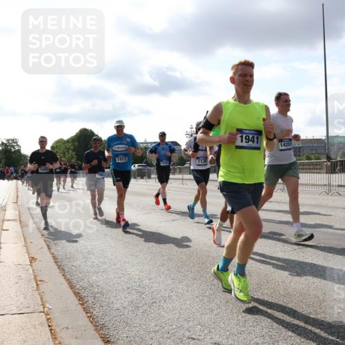 29.06.2025 - hella hamburg halbmarathon Lena Gebhardt http://msf.ph/oto/8418509 29.06.2025 09:51:19 Lombardsbrücke 15862, 796, 1912, 15424, 1136, 1941, 14201, 1136, 1256, 1441, 1520, 1570, 1677, 1912, 1920, 1941, 1962, 2546, 2579, 2880, 2972, 3056, 3523, 3700, 3947, 4297, 4634, 4759, 4843, 4854, 4888, 4889, 4999, 5026, 5087, 5275, 5375, 5387, 5410, 5506, 6429, 6593, 6639, 6721, 6901, 7105, 7110, 7116, 7284, 7363, 7378, 7635, 7693, 7962, 8091, 8122, 8319, 8574, 8871, 8966, 9262, 9313, 9364, 9371, 9380, 9755, 9833, 9885, 10193, 10415, 10469, 11049, 11417, 11907, 11959, 12153, 14201 meine-sportfotos.de