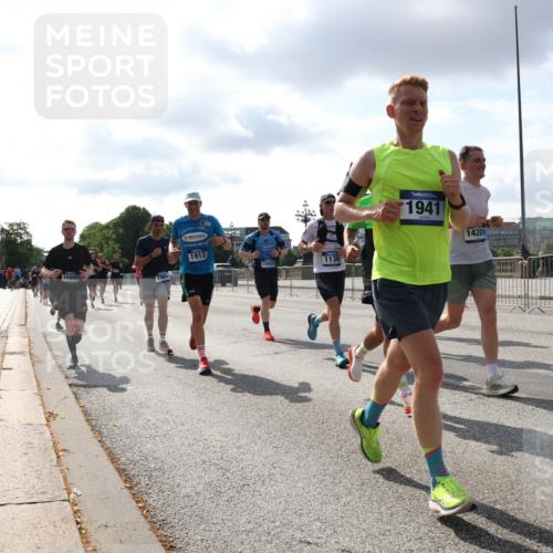 29.06.2025 - hella hamburg halbmarathon Lena Gebhardt http://msf.ph/oto/8418524 29.06.2025 09:51:19 Lombardsbrücke 1912, 15424, 15862, 796, 1136, 1941, 14201, 1136, 1256, 1441, 1520, 1570, 1677, 1912, 1920, 1941, 1962, 2546, 2579, 2880, 2972, 3056, 3523, 3700, 3947, 4297, 4634, 4759, 4843, 4854, 4888, 4889, 4999, 5026, 5087, 5275, 5375, 5387, 5410, 5506, 6429, 6593, 6639, 6721, 6901, 7105, 7110, 7116, 7284, 7363, 7378, 7635, 7693, 7962, 8091, 8122, 8319, 8574, 8871, 8966, 9262, 9313, 9364, 9371, 9380, 9755, 9833, 9885, 10193, 10415, 10469, 11049, 11417, 11907, 11959, 12153, 14201 meine-sportfotos.de