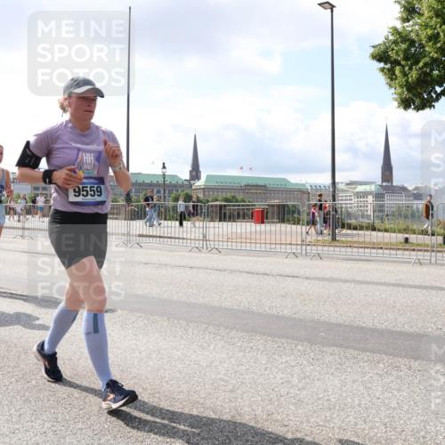 29.06.2025 - hella hamburg halbmarathon Lena Gebhardt http://msf.ph/oto/8418528 29.06.2025 10:05:29 Lombardsbrücke 12557, 11784, 9559, 1863, 1936, 1981, 2288, 2298, 2424, 2471, 2624, 3071, 3413, 3461, 3578, 3929, 4014, 4220, 4782, 5073, 5762, 6059, 6907, 6908, 7826, 8089, 8999, 9007, 9075, 9165, 9339, 9559, 9680, 9736, 9737, 9738, 9917, 10343, 10694, 10791, 10998, 11784, 11873, 11958, 12557, 13221, 13327, 13717, 14203, 14465, 14642, 16092, 16478, 16546, 16847, 17707, 17731, 17740, 18189, 18616, 18617, 18973, 19034, 19248 meine-sportfotos.de