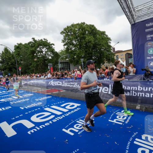 29.06.2025 - hella hamburg halbmarathon Zöllner http://msf.ph/oto/8418553 29.06.2025 10:51:56 Ziel 2818, 2823, 2880, 4297, 5102, 8856, 9793, 9959, 13799, 15427, 15690, 16907, 17815, 17962, 19137 meine-sportfotos.de