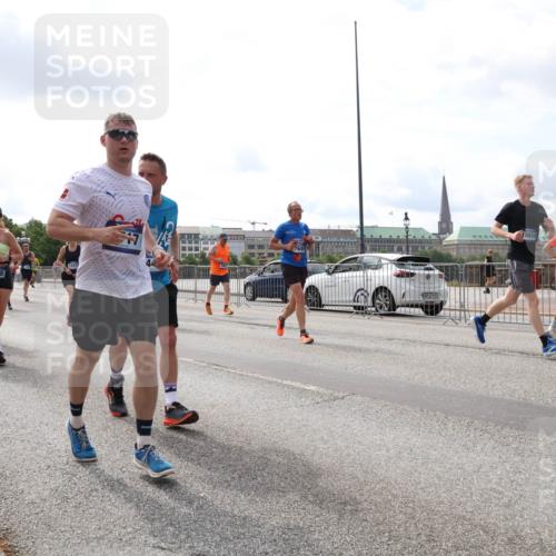 29.06.2025 - hella hamburg halbmarathon Lena Gebhardt http://msf.ph/oto/8418554 29.06.2025 10:18:06 Lombardsbrücke 8248, 15614, 1823, 1015, 1159, 1160, 1268, 1274, 1325, 1458, 1554, 1622, 1641, 1749, 1795, 1982, 2087, 2094, 2147, 2335, 2548, 2634, 2931, 3125, 3138, 3292, 3321, 3482, 3977, 4710, 4738, 4804, 5002, 5004, 5290, 5611, 5733, 5909, 6270, 7094, 7258, 7413, 7641, 7649, 7838, 7882, 7883, 8067, 8128, 8144, 8248, 8607, 8799, 9222, 9400, 9539, 9717, 9734, 9798, 9834, 9844, 9964, 10174, 10332, 10509, 10659, 10908, 12498, 13341 meine-sportfotos.de