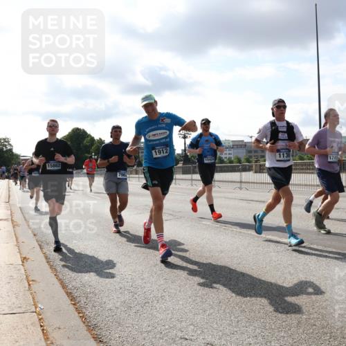 29.06.2025 - hella hamburg halbmarathon Lena Gebhardt http://msf.ph/oto/8418573 29.06.2025 09:51:20 Lombardsbrücke 15862, 1912, 15424, 1136, 1749, 14210, 1136, 1256, 1441, 1520, 1570, 1677, 1912, 1920, 1941, 1962, 2579, 2880, 2972, 3056, 3523, 3700, 3947, 4297, 4634, 4759, 4843, 4854, 4888, 4889, 4999, 5026, 5087, 5275, 5375, 5387, 5410, 6429, 6593, 6639, 6721, 6901, 7105, 7110, 7116, 7284, 7363, 7378, 7635, 7693, 7962, 8091, 8122, 8319, 8574, 8871, 8966, 9262, 9313, 9364, 9371, 9380, 9755, 9833, 9885, 10193, 10415, 10469, 10480, 11049, 11417, 11907, 11959, 12153, 14201 meine-sportfotos.de