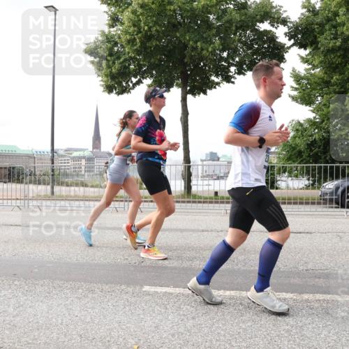 29.06.2025 - hella hamburg halbmarathon Lena Gebhardt http://msf.ph/oto/8418580 29.06.2025 10:27:12 Lombardsbrücke 1530, 1793, 1973, 2045, 2306, 2775, 4358, 5494, 5495, 5707, 5825, 6259, 6625, 6637, 7069, 7234, 7314, 7944, 8056, 8281, 9349, 10077, 10465, 11110, 11256, 11740, 11766, 12071, 12500, 13462, 14020, 14021, 15027, 15108, 15641, 15878, 16479, 17049, 17445, 18097, 18516, 18962, 18976, 18978 meine-sportfotos.de