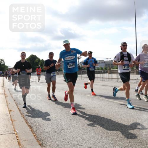 29.06.2025 - hella hamburg halbmarathon Lena Gebhardt http://msf.ph/oto/8418594 29.06.2025 09:51:20 Lombardsbrücke 15862, 16970, 796, 1912, 15424, 1136, 17492, 1136, 1256, 1441, 1520, 1570, 1677, 1912, 1920, 1941, 1962, 2579, 2880, 2972, 3056, 3523, 3700, 3947, 4297, 4634, 4759, 4843, 4854, 4888, 4889, 4999, 5026, 5087, 5275, 5375, 5387, 5410, 6429, 6593, 6639, 6721, 6901, 7105, 7110, 7116, 7284, 7363, 7378, 7635, 7693, 7962, 8091, 8122, 8319, 8574, 8871, 8966, 9262, 9313, 9364, 9371, 9380, 9755, 9833, 9885, 10193, 10415, 10469, 10480, 11049, 11417, 11907, 11959, 12153, 14201 meine-sportfotos.de
