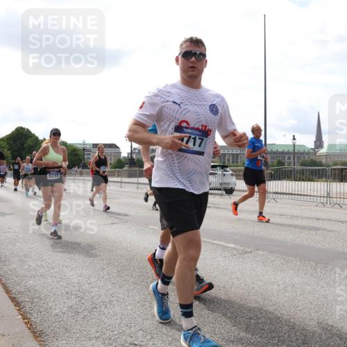 29.06.2025 - hella hamburg halbmarathon Lena Gebhardt http://msf.ph/oto/8418624 29.06.2025 10:18:07 Lombardsbrücke 8248, 12274, 717, 1015, 1159, 1160, 1268, 1274, 1325, 1458, 1554, 1622, 1641, 1749, 1795, 1982, 2087, 2094, 2147, 2335, 2548, 2634, 2931, 3125, 3138, 3292, 3321, 3482, 3977, 4710, 4738, 4804, 5002, 5004, 5290, 5611, 5733, 5909, 6270, 7094, 7258, 7413, 7641, 7649, 7838, 7882, 7883, 8067, 8128, 8144, 8248, 8607, 8799, 9222, 9400, 9539, 9717, 9734, 9798, 9834, 9844, 9964, 10174, 10332, 10509, 10659, 10908, 12498, 13341 meine-sportfotos.de