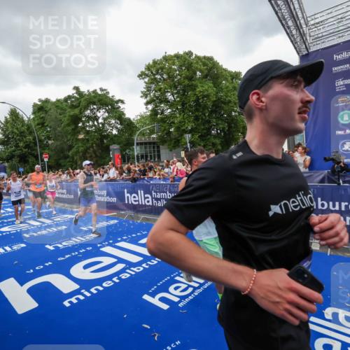 29.06.2025 - hella hamburg halbmarathon Zöllner http://msf.ph/oto/8418632 29.06.2025 10:51:58 Ziel 2818, 2823, 2880, 4033, 4297, 5102, 6390, 7409, 7724, 8856, 9793, 9959, 10057, 13799, 15690, 17815, 17962, 18869, 19137 meine-sportfotos.de