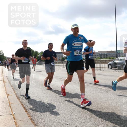 29.06.2025 - hella hamburg halbmarathon Lena Gebhardt http://msf.ph/oto/8418639 29.06.2025 09:51:20 Lombardsbrücke 18970, 15862, 1912, 15424, 113, 1749, 1136, 1256, 1441, 1520, 1570, 1677, 1912, 1920, 1941, 1962, 2579, 2880, 2972, 3056, 3523, 3700, 3947, 4297, 4634, 4759, 4843, 4854, 4888, 4889, 4999, 5026, 5087, 5275, 5375, 5387, 5410, 6429, 6593, 6639, 6721, 6901, 7105, 7110, 7116, 7284, 7363, 7378, 7635, 7693, 7962, 8091, 8122, 8319, 8574, 8871, 8966, 9262, 9313, 9364, 9371, 9380, 9755, 9833, 9885, 10193, 10415, 10469, 10480, 11049, 11417, 11907, 11959, 12153, 14201 meine-sportfotos.de