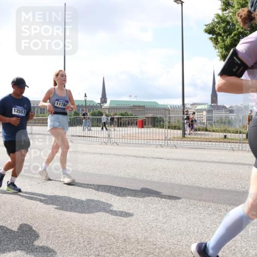 29.06.2025 - hella hamburg halbmarathon Lena Gebhardt http://msf.ph/oto/8418652 29.06.2025 10:05:29 Lombardsbrücke 288, 12557, 11784, 955, 1863, 1936, 1981, 2288, 2298, 2424, 2471, 2624, 3071, 3413, 3461, 3578, 3929, 4014, 4220, 4782, 5073, 5762, 6059, 6907, 6908, 7826, 8089, 8999, 9007, 9075, 9165, 9339, 9559, 9680, 9736, 9737, 9738, 9917, 10343, 10694, 10791, 10998, 11784, 11873, 11958, 12557, 13221, 13327, 13717, 14203, 14465, 14642, 16092, 16478, 16546, 16847, 17707, 17731, 17740, 18189, 18616, 18617, 18973, 19034, 19248 meine-sportfotos.de