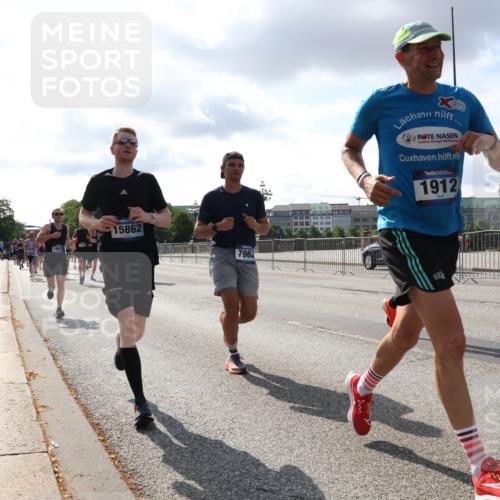 29.06.2025 - hella hamburg halbmarathon Lena Gebhardt http://msf.ph/oto/8418663 29.06.2025 09:51:21 Lombardsbrücke 18970, 15862, 7962, 1912, 55, 1136, 1256, 1441, 1520, 1570, 1677, 1912, 1920, 1941, 1962, 2579, 2880, 2972, 3523, 3700, 3947, 4297, 4634, 4759, 4843, 4854, 4888, 4889, 4999, 5087, 5275, 5375, 5387, 5410, 6429, 6593, 6639, 6721, 6901, 7105, 7110, 7116, 7284, 7363, 7378, 7635, 7693, 7962, 8091, 8122, 8319, 8574, 8871, 8966, 9262, 9313, 9364, 9371, 9380, 9755, 9833, 9885, 10193, 10415, 10469, 10480, 11049, 11417, 11907, 11959, 12153, 14201 meine-sportfotos.de