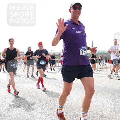 29.06.2025 - hella hamburg halbmarathon Lena Gebhardt http://msf.ph/oto/8418691 29.06.2025 10:42:36 Lombardsbrücke 8816, 1929, 8525, 16215, 755, 766, 1150, 1360, 1624, 1656, 1929, 1957, 1964, 1994, 2069, 2134, 2401, 2509, 2538, 2580, 2940, 2941, 3283, 3378, 3605, 3874, 4092, 4105, 4334, 4353, 4385, 4778, 4885, 4891, 4892, 5403, 5417, 5419, 5810, 6120, 6764, 6828, 6917, 7040, 7260, 7357, 7513, 7557, 7666, 8014, 8161, 8459, 8525, 8526, 8529, 8712, 8816, 9370, 9980, 10008, 10454, 10532, 10697, 11142, 11710, 12151, 12441, 13241 meine-sportfotos.de