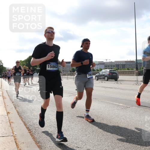 29.06.2025 - hella hamburg halbmarathon Lena Gebhardt http://msf.ph/oto/8418711 29.06.2025 09:51:21 Lombardsbrücke 18970, 15862, 796, 1542, 1136, 1256, 1441, 1520, 1570, 1677, 1912, 1920, 1941, 1962, 2579, 2880, 2972, 3523, 3700, 3947, 4297, 4634, 4759, 4843, 4854, 4888, 4889, 4999, 5087, 5275, 5375, 5387, 5410, 6429, 6593, 6639, 6721, 6901, 7105, 7110, 7116, 7284, 7363, 7378, 7635, 7693, 7962, 8091, 8122, 8319, 8574, 8871, 8966, 9262, 9313, 9364, 9371, 9380, 9755, 9833, 9885, 10193, 10415, 10469, 10480, 11049, 11417, 11907, 11959, 12153, 14201 meine-sportfotos.de