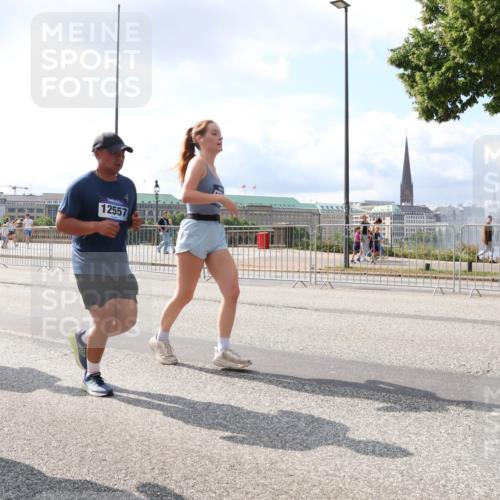 29.06.2025 - hella hamburg halbmarathon Lena Gebhardt http://msf.ph/oto/8418719 29.06.2025 10:05:30 Lombardsbrücke 2288, 12557, 1863, 1936, 1981, 2288, 2298, 2424, 2471, 2624, 3071, 3413, 3461, 3578, 3929, 4014, 4220, 4782, 5073, 5762, 6059, 6907, 6908, 7826, 8089, 8999, 9007, 9075, 9165, 9339, 9559, 9680, 9736, 9737, 9738, 9917, 10343, 10694, 10791, 10998, 11784, 11873, 11958, 12557, 13221, 13327, 13717, 14203, 14465, 14642, 16092, 16478, 16546, 16847, 17707, 17731, 17740, 18189, 18616, 18617, 18973, 19034, 19248 meine-sportfotos.de