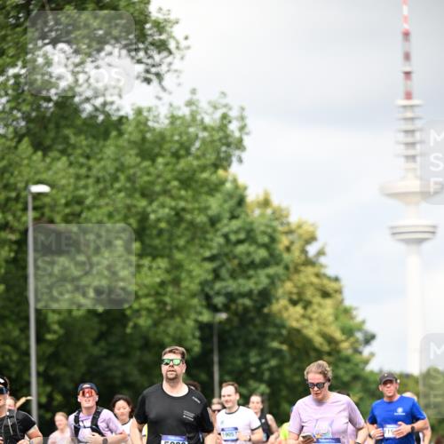 29.06.2025 - hella hamburg halbmarathon Dr. Thomas Lammeyer http://msf.ph/oto/8418725 29.06.2025 10:46:00 Kennedybrücke 1314, 1317, 1536, 2229, 2762, 2763, 2805, 3344, 3532, 3533, 3694, 4774, 5086, 5688, 5928, 6066, 6719, 6793, 6846, 6894, 7821, 8293, 8300, 8301, 8443, 8586, 9009, 9370, 10027, 10483, 11024, 11097, 11166, 11207, 11209, 11255, 11371, 11437, 11438 meine-sportfotos.de