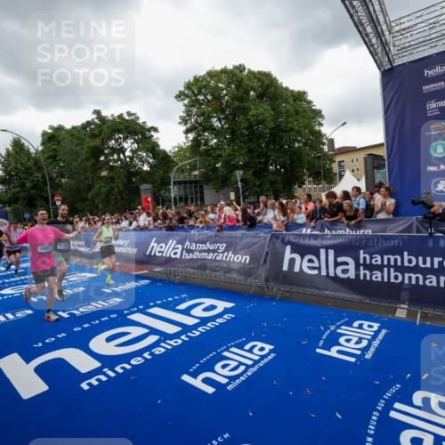 29.06.2025 - hella hamburg halbmarathon Zöllner http://msf.ph/oto/8418728 29.06.2025 10:52:04 Ziel 4033, 5336, 6390, 7130, 7409, 7724, 8413, 8977, 10057, 15356, 15506, 16179, 17978, 18869 meine-sportfotos.de