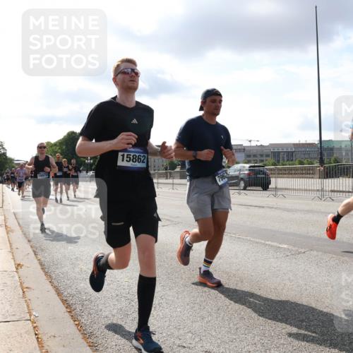 29.06.2025 - hella hamburg halbmarathon Lena Gebhardt http://msf.ph/oto/8418734 29.06.2025 09:51:21 Lombardsbrücke 18970, 15862, 796, 1542, 1136, 1256, 1441, 1520, 1570, 1677, 1912, 1920, 1941, 1962, 2579, 2880, 2972, 3523, 3700, 3947, 4297, 4634, 4759, 4843, 4854, 4888, 4889, 4999, 5087, 5275, 5375, 5387, 5410, 6429, 6593, 6639, 6721, 6901, 7105, 7110, 7116, 7284, 7363, 7378, 7635, 7693, 7962, 8091, 8122, 8319, 8574, 8871, 8966, 9262, 9313, 9364, 9371, 9380, 9755, 9833, 9885, 10193, 10415, 10469, 10480, 11049, 11417, 11907, 11959, 12153, 14201 meine-sportfotos.de