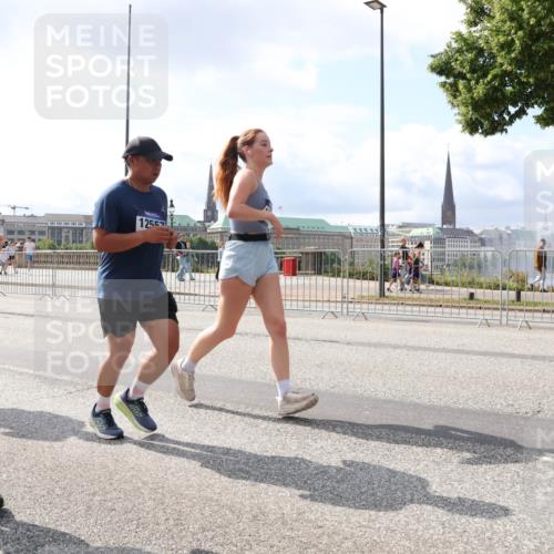 29.06.2025 - hella hamburg halbmarathon Lena Gebhardt http://msf.ph/oto/8418754 29.06.2025 10:05:30 Lombardsbrücke 2288, 12557, 1863, 1936, 1981, 2288, 2298, 2424, 2471, 2624, 3071, 3413, 3461, 3578, 3929, 4014, 4220, 4782, 5073, 5762, 6059, 6907, 6908, 7826, 8089, 8999, 9007, 9075, 9165, 9339, 9559, 9680, 9736, 9737, 9738, 9917, 10343, 10694, 10791, 10998, 11784, 11873, 11958, 12557, 13221, 13327, 13717, 14203, 14465, 14642, 16092, 16478, 16546, 16847, 17707, 17731, 17740, 18189, 18616, 18617, 18973, 19034, 19248 meine-sportfotos.de
