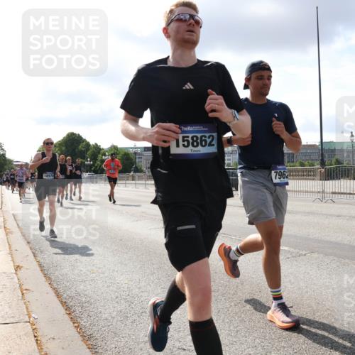 29.06.2025 - hella hamburg halbmarathon Lena Gebhardt http://msf.ph/oto/8418757 29.06.2025 09:51:21 Lombardsbrücke 18970, 15862, 796, 10000, 1136, 1256, 1441, 1520, 1570, 1677, 1912, 1920, 1941, 1962, 2579, 2880, 2972, 3523, 3700, 3947, 4297, 4634, 4759, 4843, 4854, 4888, 4889, 4999, 5087, 5275, 5375, 5387, 5410, 6429, 6593, 6639, 6721, 6901, 7105, 7110, 7116, 7284, 7363, 7378, 7635, 7693, 7962, 8091, 8122, 8319, 8574, 8871, 8966, 9262, 9313, 9364, 9371, 9380, 9755, 9833, 9885, 10193, 10415, 10469, 10480, 11049, 11417, 11907, 11959, 12153, 14201 meine-sportfotos.de