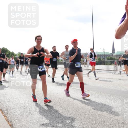 29.06.2025 - hella hamburg halbmarathon Lena Gebhardt http://msf.ph/oto/8418762 29.06.2025 10:42:37 Lombardsbrücke 8816, 5403, 1605, 1929, 14042, 8525, 16215, 17446, 1150, 1360, 1624, 1656, 1929, 1957, 1964, 1994, 2069, 2134, 2401, 2509, 2538, 2580, 2940, 2941, 3283, 3378, 3605, 3874, 4092, 4105, 4334, 4353, 4385, 4778, 4885, 4891, 4892, 5403, 5417, 5419, 5810, 6120, 6764, 6828, 6917, 7040, 7260, 7357, 7513, 7557, 7666, 8014, 8161, 8459, 8525, 8526, 8529, 8712, 8816, 9370, 9980, 10008, 10454, 10532, 10697, 11142, 11710, 12151, 12441, 13241 meine-sportfotos.de