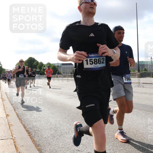 29.06.2025 - hella hamburg halbmarathon Lena Gebhardt http://msf.ph/oto/8418780 29.06.2025 09:51:21 Lombardsbrücke 18970, 15862, 796, 1136, 1256, 1441, 1520, 1570, 1677, 1912, 1920, 1941, 1962, 2579, 2880, 2972, 3523, 3700, 3947, 4297, 4634, 4759, 4843, 4854, 4888, 4889, 4999, 5087, 5275, 5375, 5387, 5410, 6429, 6593, 6639, 6721, 6901, 7105, 7110, 7116, 7284, 7363, 7378, 7635, 7693, 7962, 8091, 8122, 8319, 8574, 8871, 8966, 9262, 9313, 9364, 9371, 9380, 9755, 9833, 9885, 10193, 10415, 10469, 10480, 11049, 11417, 11907, 11959, 12153, 14201 meine-sportfotos.de