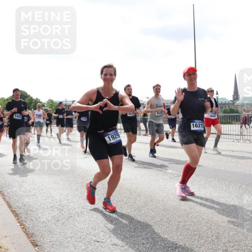 29.06.2025 - hella hamburg halbmarathon Lena Gebhardt http://msf.ph/oto/8418792 29.06.2025 10:42:37 Lombardsbrücke 8816, 5403, 14769, 1929, 8525, 8526, 16215, 1744, 1150, 1360, 1624, 1656, 1929, 1957, 1964, 1994, 2069, 2134, 2401, 2509, 2538, 2580, 2940, 2941, 3283, 3378, 3605, 3874, 4092, 4105, 4334, 4353, 4385, 4778, 4885, 4891, 4892, 5403, 5417, 5419, 5810, 6120, 6764, 6828, 6917, 7040, 7260, 7357, 7513, 7557, 7666, 8014, 8161, 8459, 8525, 8526, 8529, 8712, 8816, 9370, 9980, 10008, 10454, 10532, 10697, 11142, 11710, 12151, 12441, 13241 meine-sportfotos.de