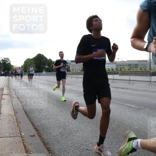 29.06.2025 - hella hamburg halbmarathon Lena Gebhardt http://msf.ph/oto/8418801 29.06.2025 09:41:42 Lombardsbrücke 13751, 14, 1241, 2459, 2892, 4128, 4571, 6559, 7142, 7862, 7963, 9442, 10234, 10780, 11194, 11624, 12067, 12641, 13440, 13751, 13780, 14107, 16169, 16361, 16484, 17856, 17886, 18124, 18897 meine-sportfotos.de