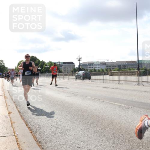29.06.2025 - hella hamburg halbmarathon Lena Gebhardt http://msf.ph/oto/8418827 29.06.2025 09:51:22 Lombardsbrücke 02681, 1136, 1256, 1441, 1520, 1570, 1677, 1912, 1920, 1941, 1962, 2579, 2880, 2972, 3523, 3700, 3947, 4297, 4634, 4759, 4843, 4854, 4888, 4889, 4999, 5087, 5275, 5375, 5387, 5410, 6429, 6593, 6639, 6721, 6901, 7105, 7116, 7284, 7363, 7378, 7635, 7693, 7962, 8091, 8122, 8319, 8871, 8966, 9114, 9262, 9313, 9364, 9371, 9380, 9755, 9833, 9885, 10193, 10415, 10469, 10480, 10669, 11049, 11417, 11907, 11959, 12153, 14201 meine-sportfotos.de
