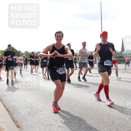 29.06.2025 - hella hamburg halbmarathon Lena Gebhardt http://msf.ph/oto/8418828 29.06.2025 10:42:37 Lombardsbrücke 5403, 8816, 14769, 1929, 8525, 8526, 16215, 1150, 1360, 1624, 1656, 1929, 1957, 1964, 1994, 2069, 2134, 2401, 2509, 2538, 2580, 2940, 2941, 3283, 3378, 3605, 3874, 4092, 4105, 4334, 4353, 4385, 4778, 4885, 4891, 4892, 5403, 5417, 5419, 5810, 6120, 6764, 6828, 6917, 7040, 7260, 7357, 7513, 7557, 7666, 8014, 8161, 8459, 8525, 8526, 8529, 8712, 8816, 9370, 9980, 10008, 10454, 10532, 10697, 11142, 11710, 12151, 12441, 13241 meine-sportfotos.de