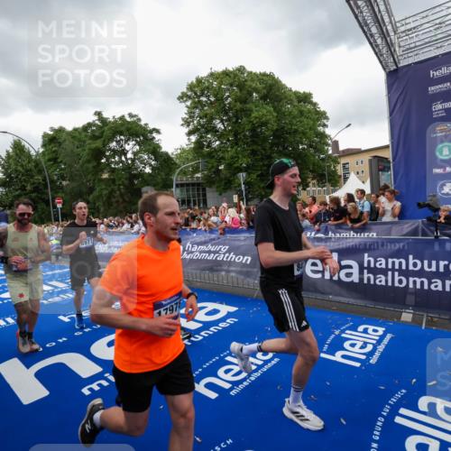 29.06.2025 - hella hamburg halbmarathon Zöllner http://msf.ph/oto/8418842 29.06.2025 10:52:07 Ziel 1482, 2595, 4033, 5093, 5336, 5378, 6390, 7130, 7409, 7732, 8413, 8977, 12580, 15356, 15506, 15829, 16179, 16666, 17978, 18801 meine-sportfotos.de