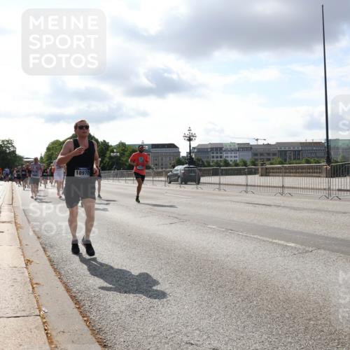 29.06.2025 - hella hamburg halbmarathon Lena Gebhardt http://msf.ph/oto/8418851 29.06.2025 09:51:22 Lombardsbrücke 1136, 1256, 1441, 1520, 1570, 1677, 1912, 1920, 1941, 1962, 2579, 2880, 2972, 3523, 3700, 3947, 4297, 4634, 4759, 4843, 4854, 4888, 4889, 4999, 5087, 5275, 5375, 5387, 5410, 6429, 6593, 6639, 6721, 6901, 7105, 7116, 7284, 7363, 7378, 7635, 7693, 7962, 8091, 8122, 8319, 8871, 8966, 9114, 9262, 9313, 9364, 9371, 9380, 9755, 9833, 9885, 10193, 10415, 10469, 10480, 10669, 11049, 11417, 11907, 11959, 12153, 14201 meine-sportfotos.de
