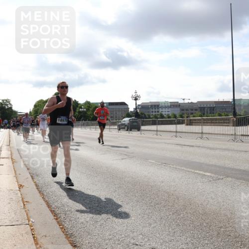 29.06.2025 - hella hamburg halbmarathon Lena Gebhardt http://msf.ph/oto/8418871 29.06.2025 09:51:22 Lombardsbrücke 18970, 1136, 1256, 1441, 1520, 1570, 1677, 1912, 1920, 1941, 1962, 2579, 2880, 2972, 3523, 3700, 3947, 4297, 4634, 4759, 4843, 4854, 4888, 4889, 4999, 5087, 5275, 5375, 5387, 5410, 6429, 6593, 6639, 6721, 6901, 7105, 7116, 7284, 7363, 7378, 7635, 7693, 7962, 8091, 8122, 8319, 8871, 8966, 9114, 9262, 9313, 9364, 9371, 9380, 9755, 9833, 9885, 10193, 10415, 10469, 10480, 10669, 11049, 11417, 11907, 11959, 12153, 14201 meine-sportfotos.de