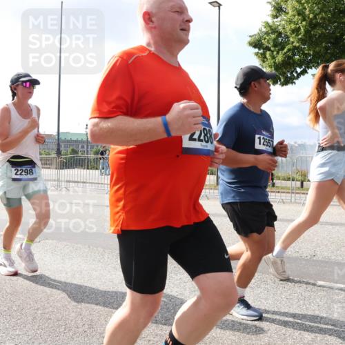 29.06.2025 - hella hamburg halbmarathon Lena Gebhardt http://msf.ph/oto/8418878 29.06.2025 10:05:30 Lombardsbrücke 2298, 2288, 12557, 1863, 1936, 1981, 2288, 2298, 2424, 2471, 2624, 3071, 3413, 3461, 3578, 3929, 4014, 4220, 4782, 5073, 5762, 6059, 6907, 6908, 7826, 8089, 8999, 9007, 9075, 9165, 9339, 9559, 9680, 9736, 9737, 9738, 9917, 10343, 10694, 10791, 10998, 11784, 11873, 11958, 12557, 13221, 13327, 13717, 14203, 14465, 14642, 16092, 16478, 16546, 16847, 17707, 17731, 17740, 18189, 18616, 18617, 18973, 19034, 19248 meine-sportfotos.de