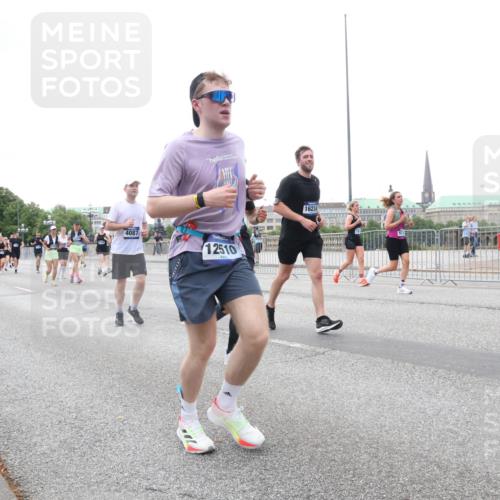 29.06.2025 - hella hamburg halbmarathon Lena Gebhardt http://msf.ph/oto/8418889 29.06.2025 10:52:11 Lombardsbrücke 9340, 4087, 12510, 16234, 1418, 1978, 2528, 3038, 3645, 4087, 4273, 4436, 4598, 4606, 4815, 5062, 5262, 5534, 6386, 6403, 6404, 6406, 6456, 6604, 6671, 6947, 6985, 7682, 7690, 7691, 7735, 7812, 8194, 8196, 8250, 8251, 8621, 9103, 9220, 9368, 9460, 9590, 9594, 9673, 9730, 9731, 10080, 10296, 10342, 10521, 10533, 10634, 10673, 10693, 10830, 10884, 11084, 11101, 11126, 11127, 11297, 11375, 11736, 11899, 11974, 12065, 12546, 12558 meine-sportfotos.de