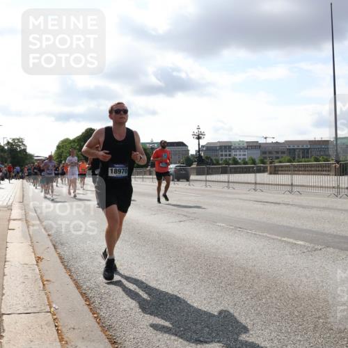 29.06.2025 - hella hamburg halbmarathon Lena Gebhardt http://msf.ph/oto/8418897 29.06.2025 09:51:22 Lombardsbrücke 18970, 3523, 1136, 1256, 1441, 1520, 1570, 1677, 1912, 1920, 1941, 1962, 2579, 2880, 2972, 3523, 3700, 3947, 4297, 4634, 4759, 4843, 4854, 4888, 4889, 4999, 5087, 5275, 5375, 5387, 5410, 6429, 6593, 6639, 6721, 6901, 7105, 7116, 7284, 7363, 7378, 7635, 7693, 7962, 8091, 8122, 8319, 8871, 8966, 9114, 9262, 9313, 9364, 9371, 9380, 9755, 9833, 9885, 10193, 10415, 10469, 10480, 10669, 11049, 11417, 11907, 11959, 12153, 14201 meine-sportfotos.de
