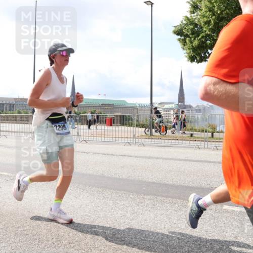 29.06.2025 - hella hamburg halbmarathon Lena Gebhardt http://msf.ph/oto/8418908 29.06.2025 10:05:31 Lombardsbrücke 2298, 1863, 1936, 1981, 2288, 2298, 2471, 2624, 3071, 3413, 3461, 3578, 3929, 4014, 4220, 4782, 5073, 5762, 6059, 6907, 6908, 7826, 8089, 8894, 8999, 9007, 9075, 9165, 9339, 9477, 9559, 9680, 9736, 9737, 9738, 9917, 10343, 10694, 10791, 10998, 11784, 11873, 11958, 12557, 13221, 13327, 13717, 14203, 14465, 14642, 16092, 16478, 16546, 16847, 17707, 17731, 17740, 18189, 18616, 18617, 18973, 19034, 19248 meine-sportfotos.de