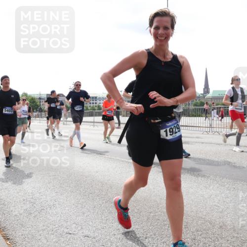 29.06.2025 - hella hamburg halbmarathon Lena Gebhardt http://msf.ph/oto/8418916 29.06.2025 10:42:38 Lombardsbrücke 5403, 108, 8816, 1463, 14769, 14042, 1929, 16, 1150, 1360, 1624, 1656, 1929, 1957, 1964, 1994, 2069, 2134, 2401, 2509, 2538, 2580, 2940, 2941, 3283, 3378, 3605, 3874, 4092, 4105, 4334, 4353, 4385, 4778, 4885, 4891, 4892, 5403, 5417, 5419, 5810, 6120, 6764, 6828, 6917, 7040, 7260, 7357, 7513, 7557, 7666, 8014, 8161, 8459, 8525, 8526, 8529, 8712, 8816, 9370, 9378, 9980, 10008, 10454, 10532, 10697, 11142, 11710, 12151, 12441, 13241 meine-sportfotos.de