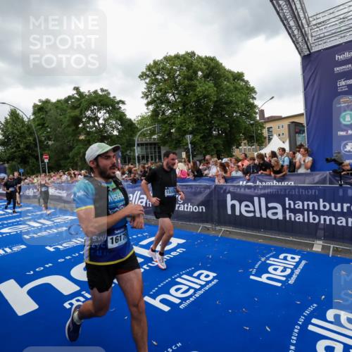29.06.2025 - hella hamburg halbmarathon Zöllner http://msf.ph/oto/8418922 29.06.2025 10:52:11 Ziel 1482, 2397, 2595, 5032, 5093, 5378, 6897, 7732, 9082, 12135, 12580, 13726, 14248, 14300, 15506, 15829, 16003, 16179, 16320, 16666, 17033, 17130, 18475, 18801 meine-sportfotos.de