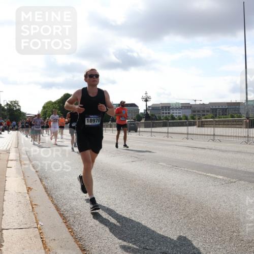 29.06.2025 - hella hamburg halbmarathon Lena Gebhardt http://msf.ph/oto/8418924 29.06.2025 09:51:22 Lombardsbrücke 1772, 18970, 1136, 1256, 1441, 1520, 1570, 1677, 1912, 1920, 1941, 1962, 2579, 2880, 2972, 3523, 3700, 3947, 4297, 4634, 4759, 4843, 4854, 4888, 4889, 4999, 5087, 5275, 5375, 5387, 5410, 6429, 6593, 6639, 6721, 6901, 7105, 7116, 7284, 7363, 7378, 7635, 7693, 7962, 8091, 8122, 8319, 8871, 8966, 9114, 9262, 9313, 9364, 9371, 9380, 9755, 9833, 9885, 10193, 10415, 10469, 10480, 10669, 11049, 11417, 11907, 11959, 12153, 14201 meine-sportfotos.de
