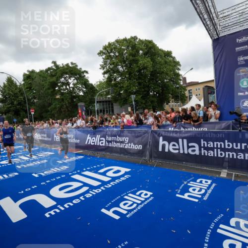 29.06.2025 - hella hamburg halbmarathon Zöllner http://msf.ph/oto/8418940 29.06.2025 10:52:12 Ziel 1482, 2397, 2595, 5032, 5093, 5378, 6897, 7732, 9082, 12135, 12580, 13726, 14248, 14300, 15275, 15829, 16003, 16179, 16320, 16591, 16666, 17033, 17130, 18475, 18801 meine-sportfotos.de