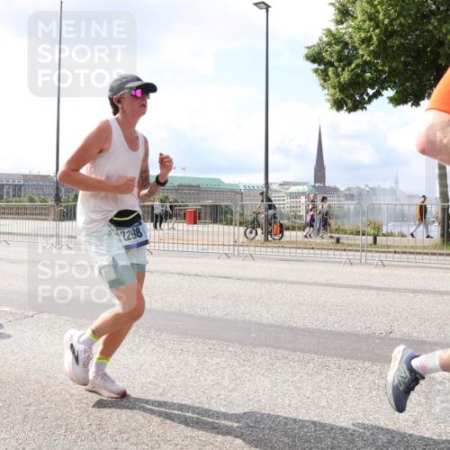 29.06.2025 - hella hamburg halbmarathon Lena Gebhardt http://msf.ph/oto/8418941 29.06.2025 10:05:31 Lombardsbrücke 2298, 1863, 1936, 1981, 2288, 2298, 2471, 2624, 3071, 3413, 3461, 3578, 3929, 4014, 4220, 4782, 5073, 5762, 6059, 6907, 6908, 7826, 8089, 8894, 8999, 9007, 9075, 9165, 9339, 9477, 9559, 9680, 9736, 9737, 9738, 9917, 10343, 10694, 10791, 10998, 11784, 11873, 11958, 12557, 13221, 13327, 13717, 14203, 14465, 14642, 16092, 16478, 16546, 16847, 17707, 17731, 17740, 18189, 18616, 18617, 18973, 19034, 19248 meine-sportfotos.de