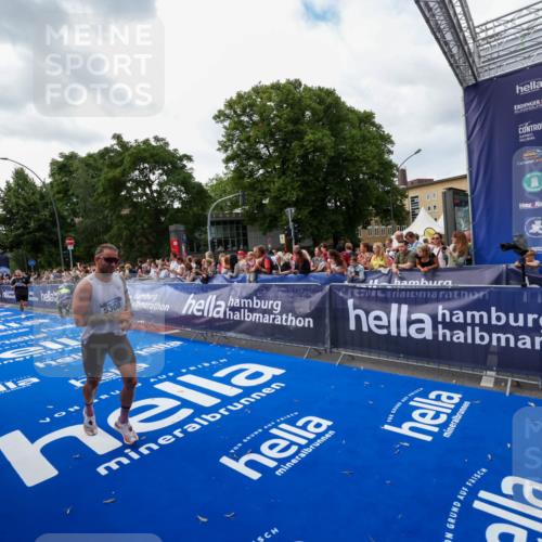 29.06.2025 - hella hamburg halbmarathon Zöllner http://msf.ph/oto/8418945 29.06.2025 10:30:04 Ziel 2689, 3189, 5308, 8190, 9634, 10270, 15672, 17768 meine-sportfotos.de