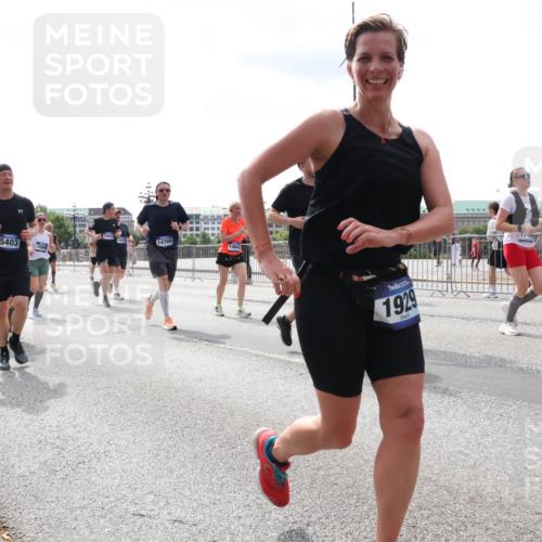 29.06.2025 - hella hamburg halbmarathon Lena Gebhardt http://msf.ph/oto/8418947 29.06.2025 10:42:38 Lombardsbrücke 5403, 14769, 14042, 8816, 1929, 174, 1150, 1360, 1624, 1656, 1929, 1957, 1964, 1994, 2069, 2134, 2401, 2509, 2538, 2580, 2940, 2941, 3283, 3378, 3605, 3874, 4092, 4105, 4334, 4353, 4385, 4778, 4885, 4891, 4892, 5403, 5417, 5419, 5810, 6120, 6764, 6828, 6917, 7040, 7260, 7357, 7513, 7557, 7666, 8014, 8161, 8459, 8525, 8526, 8529, 8712, 8816, 9370, 9378, 9980, 10008, 10454, 10532, 10697, 11142, 11710, 12151, 12441, 13241 meine-sportfotos.de