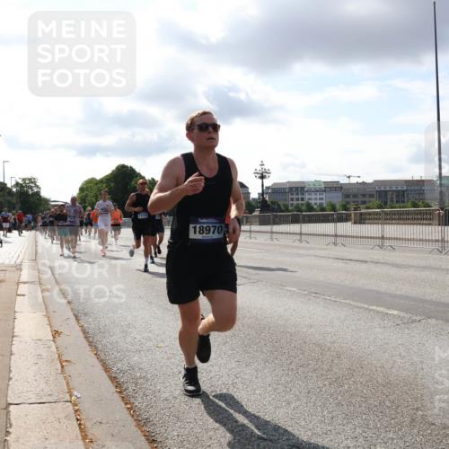 29.06.2025 - hella hamburg halbmarathon Lena Gebhardt http://msf.ph/oto/8418950 29.06.2025 09:51:23 Lombardsbrücke 17724, 18970, 1136, 1256, 1441, 1520, 1570, 1677, 1903, 1912, 1920, 1941, 1962, 2579, 2880, 2972, 3523, 3700, 3947, 4297, 4634, 4759, 4843, 4854, 4888, 4889, 4999, 5087, 5275, 5375, 5387, 5410, 6429, 6593, 6639, 6721, 6901, 7105, 7116, 7284, 7363, 7378, 7635, 7693, 7962, 8091, 8122, 8319, 8871, 8966, 9114, 9262, 9313, 9364, 9371, 9380, 9755, 9833, 9885, 10193, 10415, 10469, 10480, 10669, 11049, 11417, 11907, 11959, 12153, 14201 meine-sportfotos.de