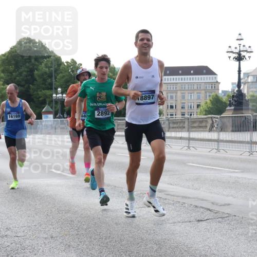 29.06.2025 - hella hamburg halbmarathon Lena Gebhardt http://msf.ph/oto/8418951 29.06.2025 09:41:45 Lombardsbrücke 6559, 1241, 16169, 440, 2892, 8897, 1241, 2459, 2892, 4128, 4571, 6559, 7142, 7862, 9442, 10234, 10780, 11194, 11624, 11965, 12067, 12641, 13440, 13751, 13780, 14019, 14107, 16169, 16361, 16484, 17752, 17856, 17886, 18124, 18897 meine-sportfotos.de