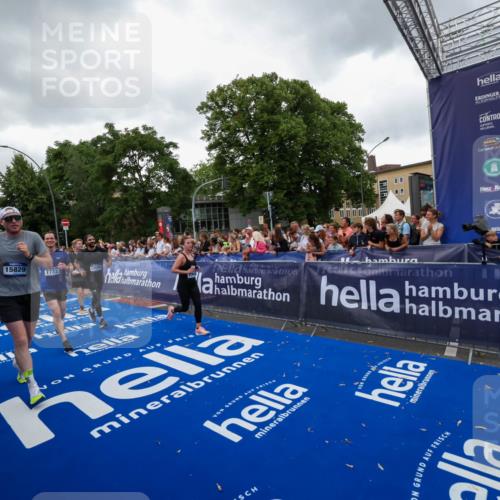 29.06.2025 - hella hamburg halbmarathon Zöllner http://msf.ph/oto/8418959 29.06.2025 10:52:12 Ziel 1482, 2397, 2595, 5032, 5093, 5378, 6897, 7732, 9082, 12135, 12580, 13726, 14248, 14300, 15275, 15829, 16003, 16179, 16320, 16591, 16666, 17033, 17130, 18475, 18801 meine-sportfotos.de