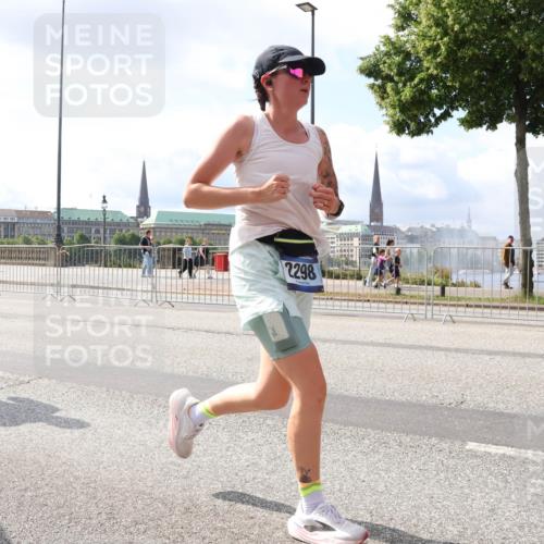 29.06.2025 - hella hamburg halbmarathon Lena Gebhardt http://msf.ph/oto/8418969 29.06.2025 10:05:31 Lombardsbrücke 4014, 2298, 1863, 1936, 1981, 2288, 2298, 2471, 2624, 3071, 3413, 3461, 3578, 3929, 4014, 4220, 4782, 5073, 5762, 6059, 6907, 6908, 7826, 8089, 8894, 8999, 9007, 9075, 9165, 9339, 9477, 9559, 9680, 9736, 9737, 9738, 9917, 10343, 10694, 10791, 10998, 11784, 11873, 11958, 12557, 13221, 13327, 13717, 14203, 14465, 14642, 16092, 16478, 16546, 16847, 17707, 17731, 17740, 18189, 18616, 18617, 18973, 19034, 19248 meine-sportfotos.de